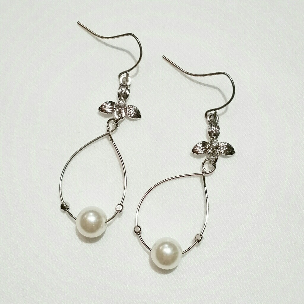 2/$22☆Flower pearl dangle earrings